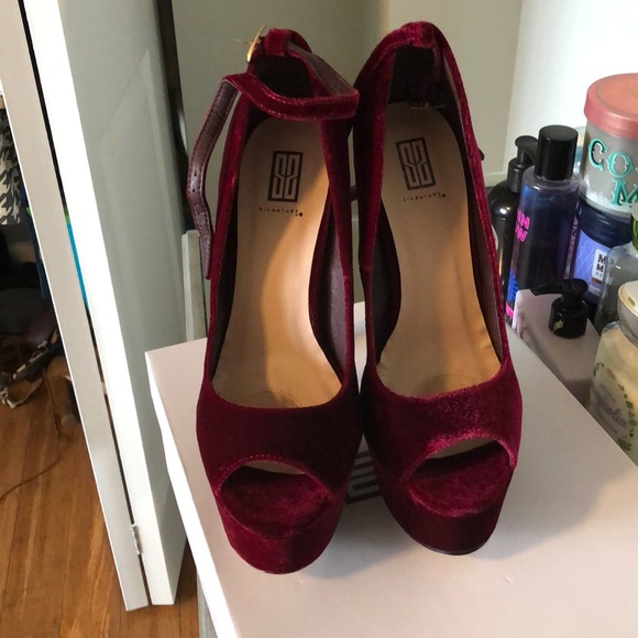 Red velvet stilettos - Picture 2 of 4